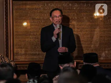Mantan Wakil Perdana Menteri Malaysia, Datuk Sri Anwar Ibrahim memberikan tausiah pengalaman dengan almarhum Presiden ke-3 RI BJ Habibie di Patra Kuningan, Jakarta, Rabu (9/10/2019). (Liputan6.com/Faizal Fanani)