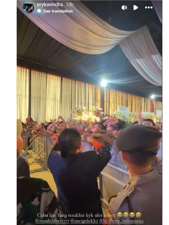 6 Potret Haji Alwi Ruslan Bagi-Bagi Uang Rp50.000 Segepok di Pernikahan Putri Isnari