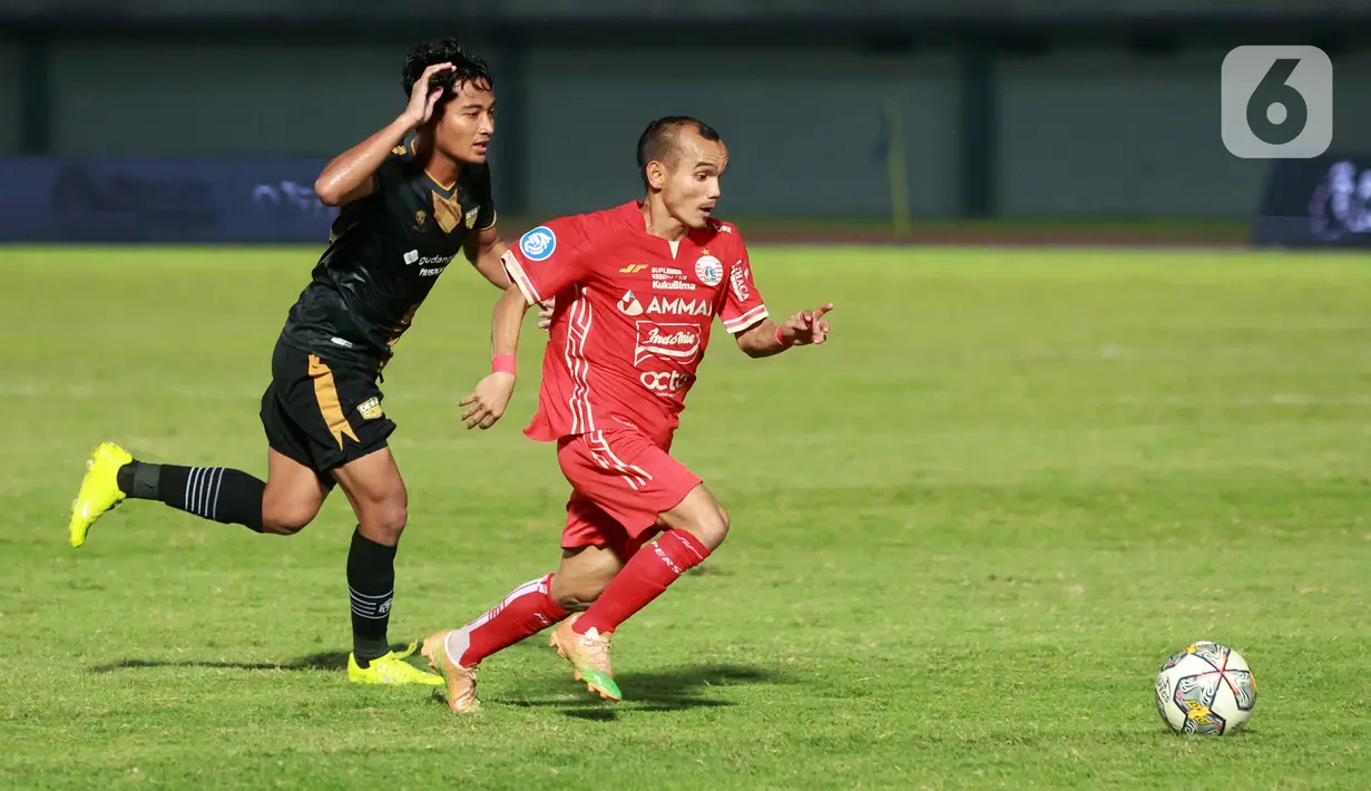 Pada menit ke-64, Dewa United harus bermain dengan sepuluh orang. (Bola.com/M Iqbal Ichsan)