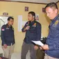 Pelaku H (22) sedang ditangani personel Polres Aceh Utara (Liputan6.com/Rino Abonita)