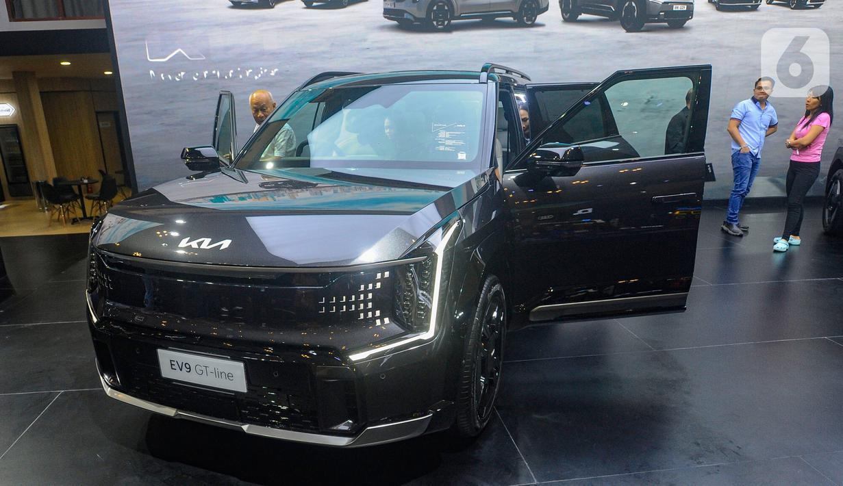 Pengunjung melihat mobil mewah  Kia EV9 GT Line seharga Rp 1,985 miliar pada pameran otomotif GAIKINDO Indonesia International Auto Show (GIIAS) 2024 di Indonesia Convention Exhibition (ICE) BSD Tangerang, Banten, Jumat (19/7/2024). (merdeka.com/Arie Basuki)