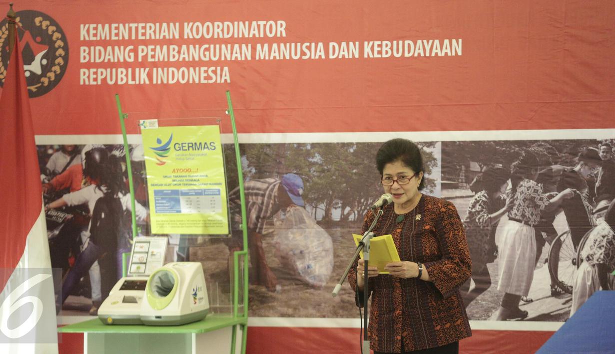 Menteri Kesehatan Nila F Moeloek memberikan sambutan di Kementerian Menko PMK, Jakarta, Rabu (22/2). Acara tersebut bentuk ajakan Menko PMK kepada para aparatur sipil negara (ASN) untuk mulai hidup sehat. (Liputan6.com/Faizal Fanani)