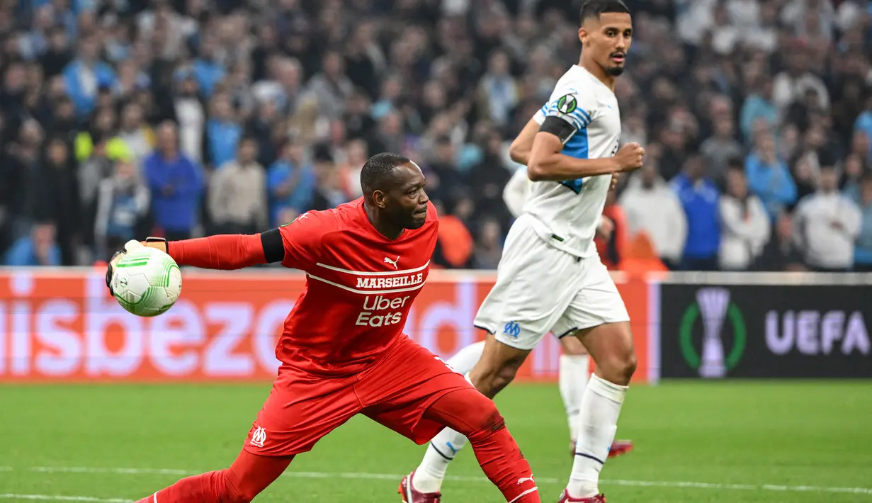 Steve Mandanda. Kiper berusia 37 tahun ini sempat membela Crystal Palace di Liga Inggris pada musim 2016/2017 usai didatangkan dari Marseille dengan status bebas transfer. Ia hanya tampil dalam 10 laga di semua ajang bersama The Eagles dengan torehan 1 kali clean sheet dan kebobolan 17 gol di musim tersebut. Pada awal musim 2017/2018 ia kembali ke Liga Prancis usai dilepas Crystal Palace ke klub lamanya Marseille dengan nilai trnasfer 3 juta euro. Hingga kini ia masih terikat kontrak hingga Juni 2024 dengan Marseille. (AFP/Nicolas Tucat)