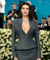 Kendall Jenner tampil memukau dengan kalung berhiaskan berlian 12,37 karat dan berlian 76,11 karat yang dipasang pada emas putih 18 karat, anting berhiaskan berlian yang dipasang pada emas putih 18 karat, cincin berhiaskan berlian marquise cut 5,01 karat yang dipasang pada emas putih 18 karat, dan cincin berhiaskan berlian emerald cut 5,04 karat yang dipasang pada emas 18 karat dari Haute Joaillerie Collection. [dok. Chopard]