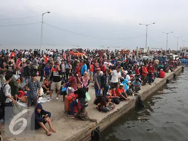 Warga yang akan berlibur tengah mengantri untuk menaiki kapal di Pelabuhan Kali Adem, Jakarta, Kamis (5/5). Ratusan masyarakat tersebut akan menikmati libur panjang di Kepulauan Seribu. (Liputan6.com/Angga Yuniar)