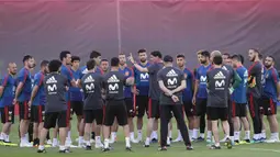 Pelatih baru Spanyol, Fernando Hierro, berdiskusi dengan pemainnya saat latihan perdananya di Krasnodar Academy, Krasnodar, Selasa (13/6/2018). Legenda Real Madrid ini ditunjuk menggantikan Julen Lopetegui. (AFP/Pierre-Philippe Marcou)