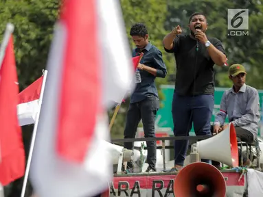 Massa Aliansi Masyarakat Indonesia Timur berorasi saat berunjuk rasa di depan Istana Merdeka, Jakarta, Senin (2/9/2019). Massa menyatakan bahwa Papua tetap NKRI dan meminta pemerintah mengusut tuntas kasus rasis yang berujung konflik. (Liputan6.com/Faizal Fanani)