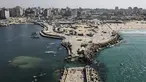 Pemandangan dari udara memperlihatkan tenda-tenda yang menampung pengungsi Palestina di kawasan yang rusak akibat perang di sekitar pelabuhan Kota Gaza pada 20 Oktober 2025, selama gencatan senjata yang dimediasi oleh Amerika Serikat antara Israel dan faksi-faksi Palestina. (Foto oleh AFP)