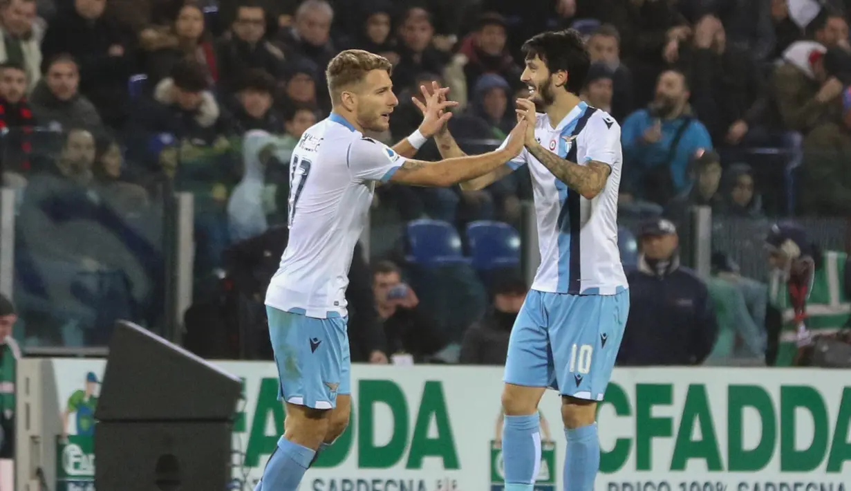 Pemain Lazio Luis Alberto (kanan) berselebrasi dengan rekannya Ciro Immobile usai mencetak gol ke gawang Cagliari di masa injury time pada pertandingan lanjutan Liga Serie A Italia di Sardegna Arena, pulau Sardinia (16/12/2019). Lazio menang dramatis 2-1 atas Cagliari. (AP Photo/Fabio Murru)