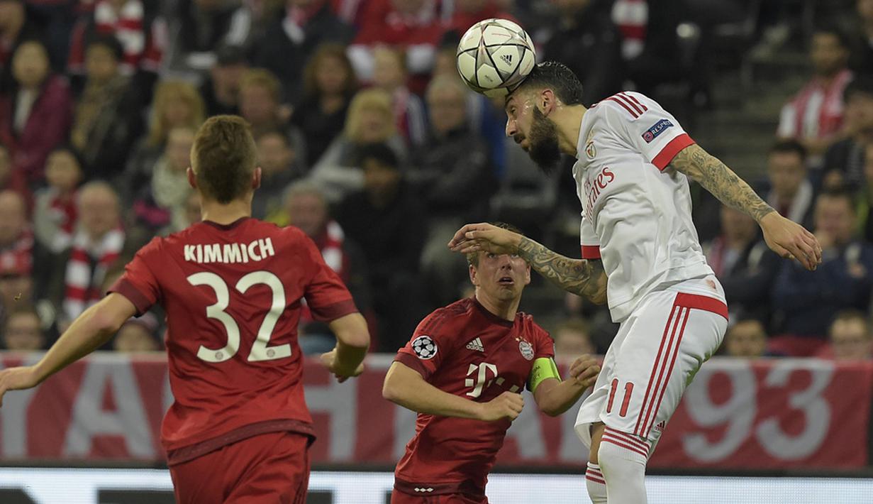 Aksi pemain Benfica, Konstantinos Mitroglou (kanan), saat melawan Bayern Munchen pada leg pertama babak perempat final Liga Champions, di Allianz Arena, Munchen, Rabu (6/4/2016) dini hari WIB. (AFP)