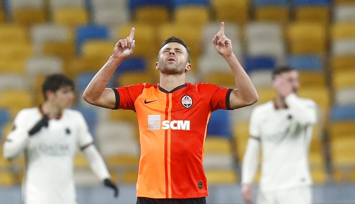Pemain Shakhtar Donetsk Junior Moraes melakukan selebrasi usai mencetak gol ke gawang AS Roma pada pertandingan leg kedua babak 16 besar Liga Europa di Stadion Olimpiyskiy, Kyiv, Ukraina, Kamis (18/3/2021). AS Roma menang dengan skor 2-1. (AP Photo/Efrem Lukatsky)