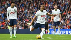 Striker Tottenham Hotspur, Harry Kane melakukan tendangan bebas saat bertanding melawan Rangers pada pertandingan persahabatan di Stadion Ibrox di Glasgow (23/7/2022). Kane mencetak dua gol dan mengantar Tottenham menang tipis atas Rangers 2-1. (AFP Photo/Andy Buchanan)
