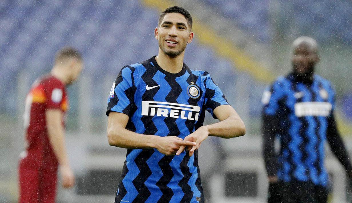 Achraf Hakimi - Pemain timnas Maroko ini diboyong ke Inter Milan pada musim panas dari Real Madrid. Transfer Hakimi yang menelan biaya 40 juta euro terasa pantas lantaran sang pemain berkontribusi besar atas keberhasilan Nerazzurri meraih gelar juara Serie A. (AP/Gregorio Borgia)