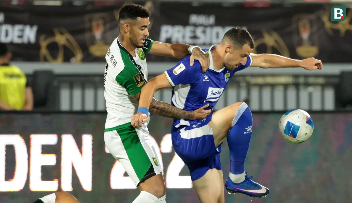 Pemain Persebaya Surabaya, Jefferson Silva (kiri), berduel memperebutkan bola dengan pemain Persib Bandung, Balsa Sekulic, pada laga final Piala Presiden 2026 di Stadion Kapten I Wayan Dipta, Gianyar, Bali, Kamis (6/8/2026). Kedua tim tampil ngotot sepanjang pertandingan yang berakhir imbang 1-1 hingga babak tambahan waktu, sebelum Persebaya memastikan gelar juara usai menang 6-5 lewat adu tendangan penalti. (KapanLagi.com/Budy Santoso)