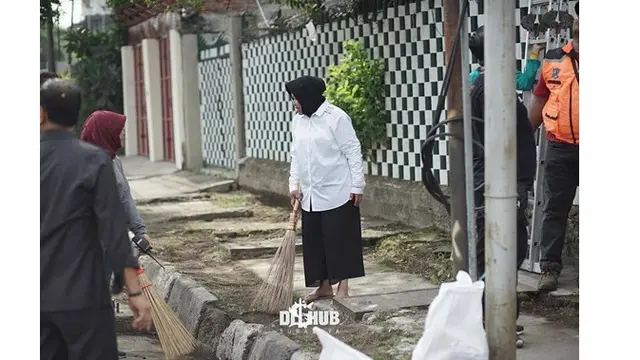 Ikut Bantu Warga, Ini 7 Potret Tri Rismaharini saat Lakukan Kerja Bakti