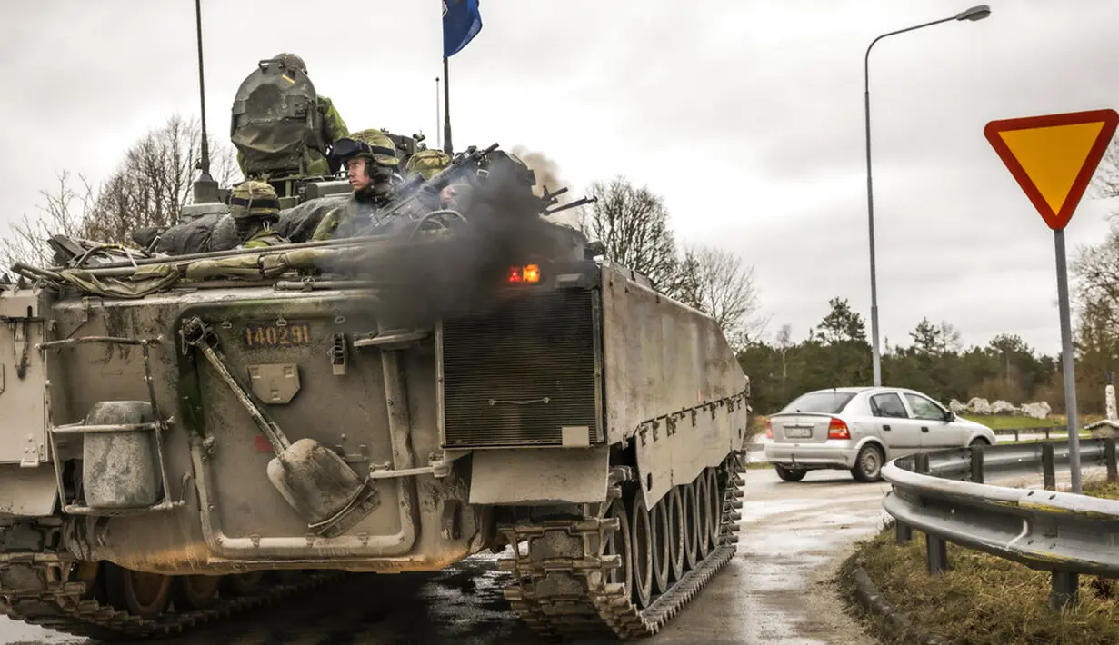 Anggota Resimen Gotland berpatroli menggunakan tank di Visby, utara Gotland, Swedia, 16 Januari 2022. Seorang kepala militer Swedia mengatakan bahwa mereka melihat peningkatan aktivitas Rusia di Laut Baltik yang membuat mereka meningkatkan kesiapannya. (Karl Melander/TT News Agency via AP)