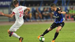 Gelandang Inter Milan, Roberto Gagliardini, berusaha melewati gelandang Lyon, Lucas Tousart, pada laga International Champions Cup di Nanjing Olympic Sports Center, Jiangsu, Senin (24/7/2017). Inter Milan menang 1-0 atas Lyon. (AFP)