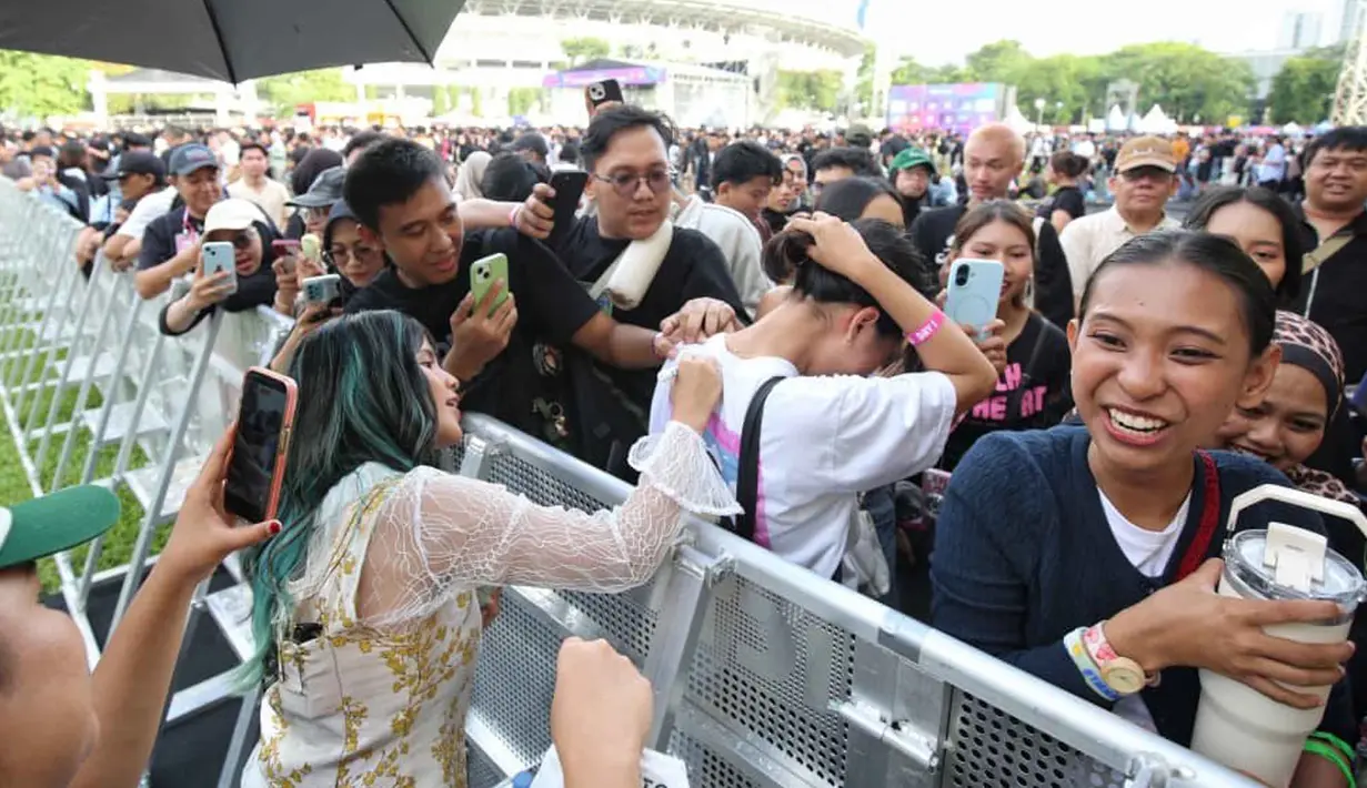 Di sela penampilannya, Idgitaf menyempatkan diri menyapa para penggemar. Tampak dalam foto, penyanyi Idgitaf berinteraksi dengan penggemarnya saat tampil pada hari pertama gelaran KapanLagi Buka Bareng (KLBB) Festival 2026 di Stadion Madya, Kompleks Gelora Bung Karno, Senayan, Jakarta, Sabtu 28 Februari 2026. (Dok/Kapanlagi Youniverse)