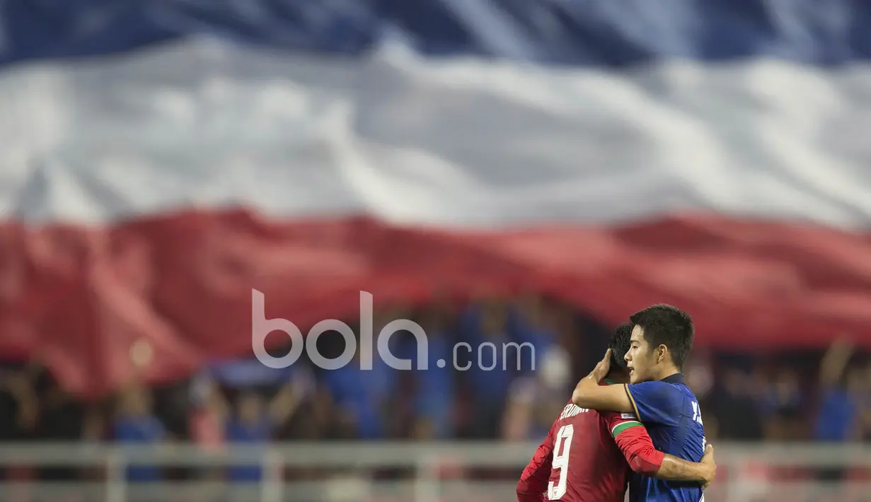 Pemain Timnas Indonesia, Ferdinand Sinaga berpelukan dengan pemain Thailand usai laga Final leg kedua Piala AFF 2016 di Thailand, (17/12/2016). (Bola.com/Vitalis Yogi Trisna)