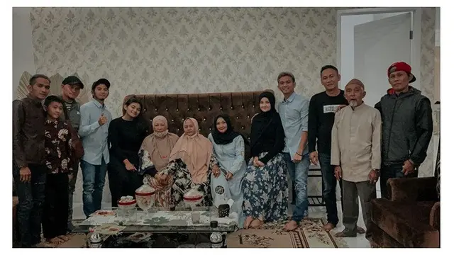 5 Potret Ridho 2R dengan Kekasih, Dikabarkan Segera Menikah