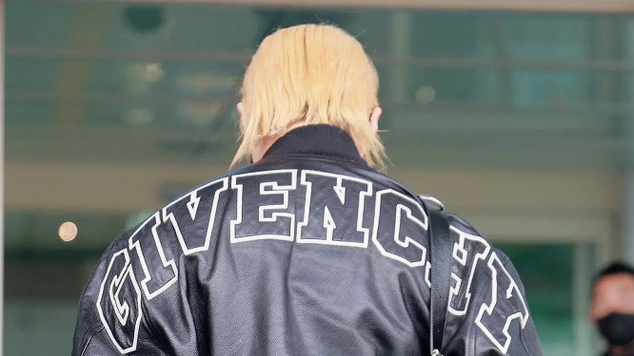 Gaya Airport Taeyang Big Bang Menuju Paris, Edgy Serba Hitam dalam Givenchy
