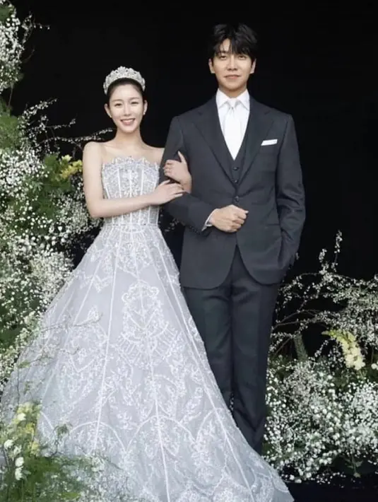 Lee Seung gi resmi menikah dengan Lee Da In. Lee Da In pun tampil mengesankan dengan gown berbordir one shoulder. Elle Singapore