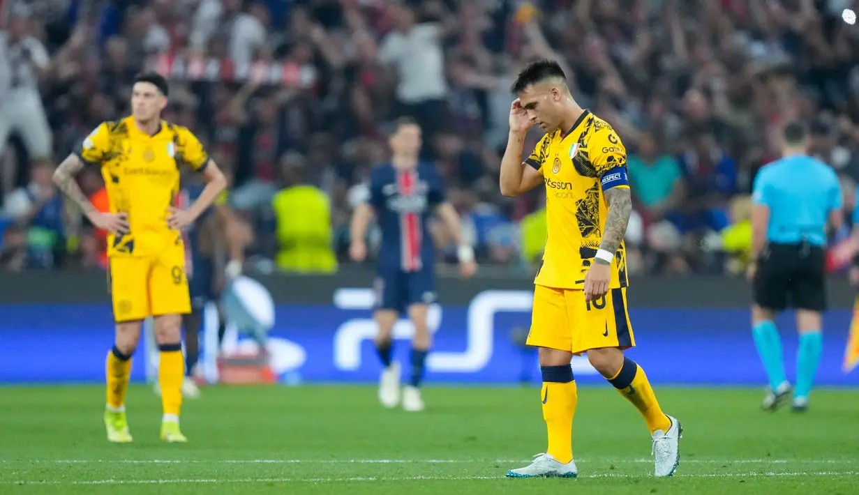 Pemain Inter Milan, Lautaro Martinez, tampak kecewa setelah gagal meraih trofi Liga champions 2024/2025 di Stadion Allianz Arena, Minggu (01/06/2025) dini hari WIB. (AP Photo/Matthias Schrader)