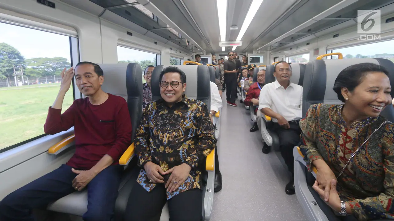 Kenakan Kaus Oblong, ini Gaya Santai Jokowi saat Jajal Kereta Bandara