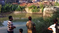 Proses pencarian dua bocah SD yang tenggelam di Sungai Dlepak, Brebes, Jawa Tengah. (Liputan6.com/Fajar Eko Nugroho)