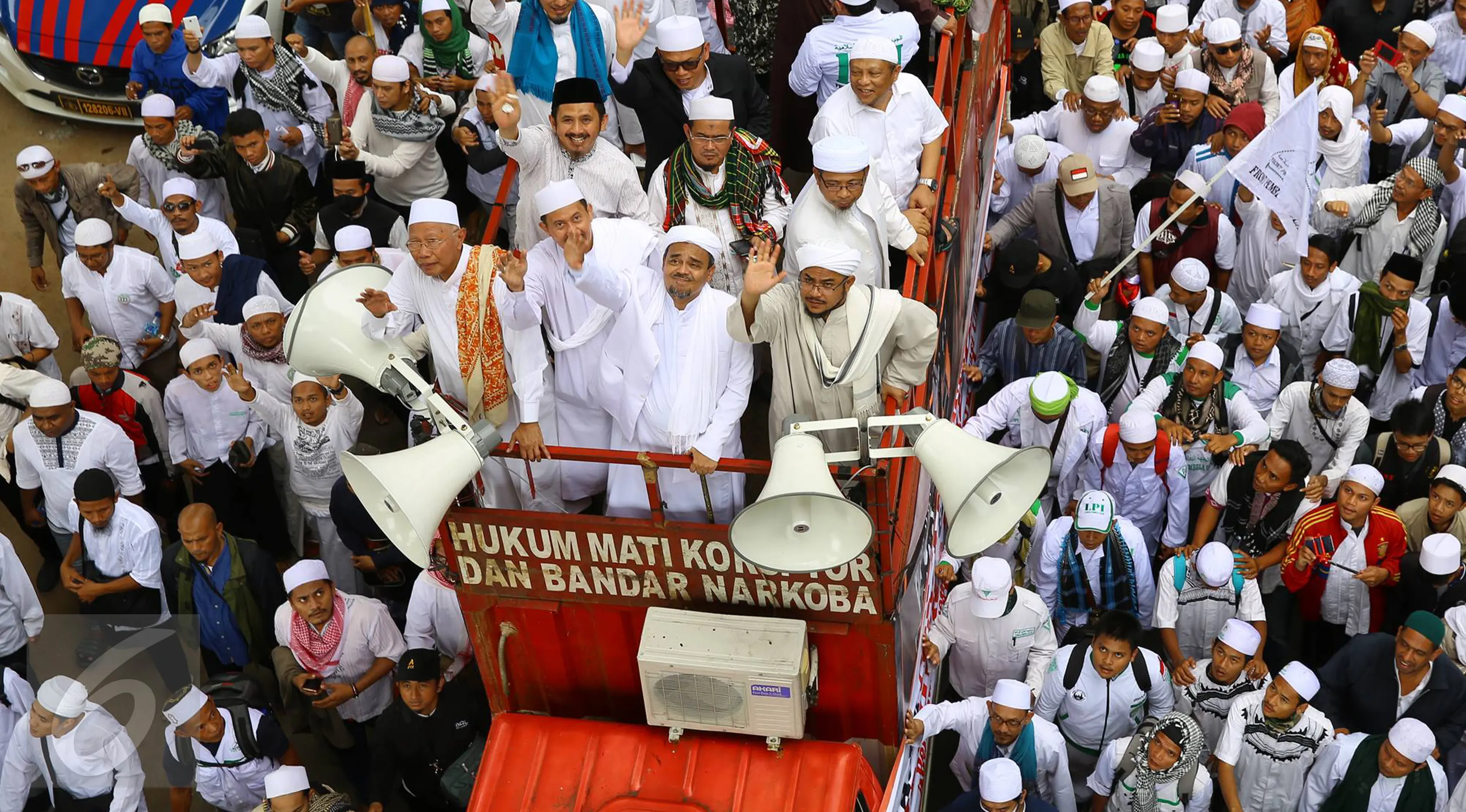 Pimpinan FPI, Muhammad Rizieq Shihab saat unjuk rasa di Mabes Polri, Jakarta, Senin (16/1). Massa menuntut Kapolri Jenderal Tito Karnavian segera mencopot Kapolda Jabar, Irjen Anton Charliyan. (Liputan6.com/Immanuel Antonius)