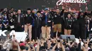 Susilo Bambang Yudhoyono berorasi saat Kampanye Akbar Satukan Jakarta di kawasan Kuningan, Jakarta, Sabtu (11/02). Usai berorasi, SBY juga mengajak para pendukung untuk menyanyikan lagu Munajat Cinta. (Liputan6.com/Herman Zakharia)