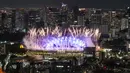 Kembang api menerangi Stadion Nasional saat upacara pembukaan Olimpiade Tokyo 2020, Jumat (23/7/2021). (Foto: AP/Kiichiro Sato)