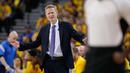 Pelatih Warriors, Steve Kerr memprotes keputusan wasit saat timnya melawan Portland Trail Blazers ipada game ke-5 semifinal NBA Playoffs wilayah barat di Oracle Arena, Oakland, California, (12/5/2016) WIB. (Ezra Shaw/Getty Images/AFP)