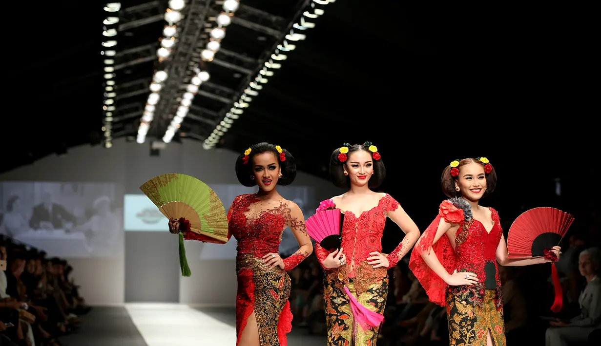 Pedangdut cantik Julia Perez, Zaskia Gotik, dan Ayu Ting Ting berhasil mencuri perhatian dengan mengenakan kebaya modern nuansa dominan merah, mereka pun tampak sangat anggun di malam itu. (Andy Masela/Bintang.com)