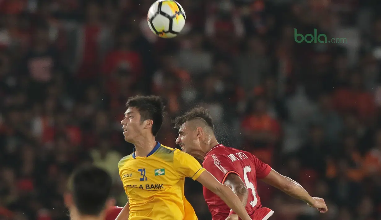 Ekspresi Jaimerson da Silva (kanan) saat duel dengan pemain Song Lam Nghe An FC pada laga Piala AFC 2018 di Stadion Utama GBK, Senayan, Jakarta, (13/3/2018). Persija Jakarta menang 1-0. (Bola.com/Nick Hanoatubun)
