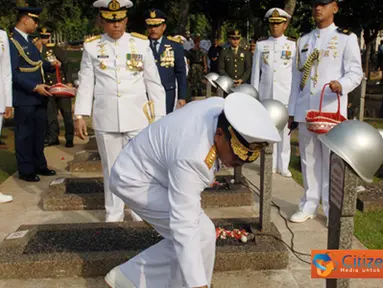 Citizen6, Kalibata: Kegiatan diawali dengan penghormatan kepada arwah para pahlawan, mengheningkan cipta dilanjutkan dengan peletakan karangan bunga oleh Panglima TNI. (Pengirim: Badarudin Bakri)