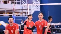 Pemain timnas voli putra Indonesia Hendra Kurniawan, Doni Haryono, dan Farhan Halim berselebrasi saat melawan Thailand pada laga Grup A&nbsp;AVC Nations Cup 2025&nbsp;di Isa Bin Rashid Hall, Manama, Bahrain, Rabu (18/6). Indonesia menang&nbsp;3-2 (22-25, 22-25, 25-19, 25-13, 15-8). (foto: Asian Volley Ball)