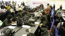 Kesibukan awak media di dalam media center KTT IORA 2017 di Jakarta Convention Center, Senin (6/3). Media center ini merupakan ruangan yang disediakan panitia untuk para jurnalis yang meliput kegiatan KTT IORA ke-20. (Liputan6.com/Angga Yuniar) 