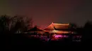 Kota Terlarang atau Forbidden City diproyeksikan dengan lampu warna-warni bagian dari perayaan Festival Lentera di Beijing, Selasa (19/2). Kota Terlarang menjadi bersinar pada Selasa malam untuk pertama kalinya sejak dibuka sebagai museum. (AP/Andy Wong)