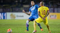 Bek Persib, Vladimir Vujovic, berusaha melewati striker Sriwijaya FC, Hilton Moreira pada laga Torabika Soccer Championship 2016 di Stadion Si Jalak Harupat, Bandung, Sabtu (30/4/2016). (Bola.com/Vitalis Yogi Trisna)