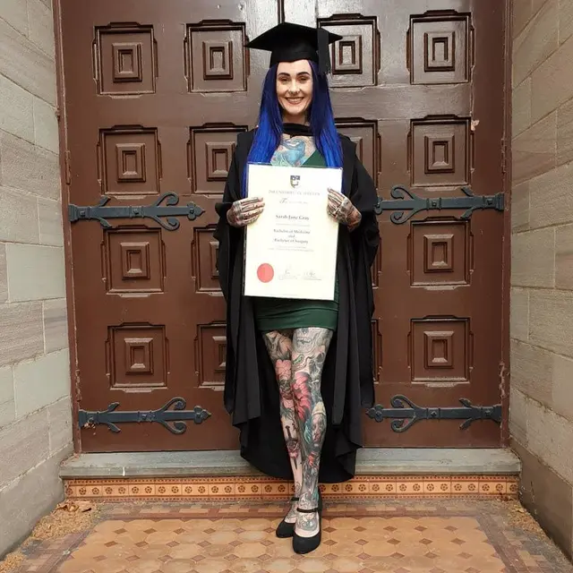 Sarah Gray, seorang dokter dengan tato terbanyak.