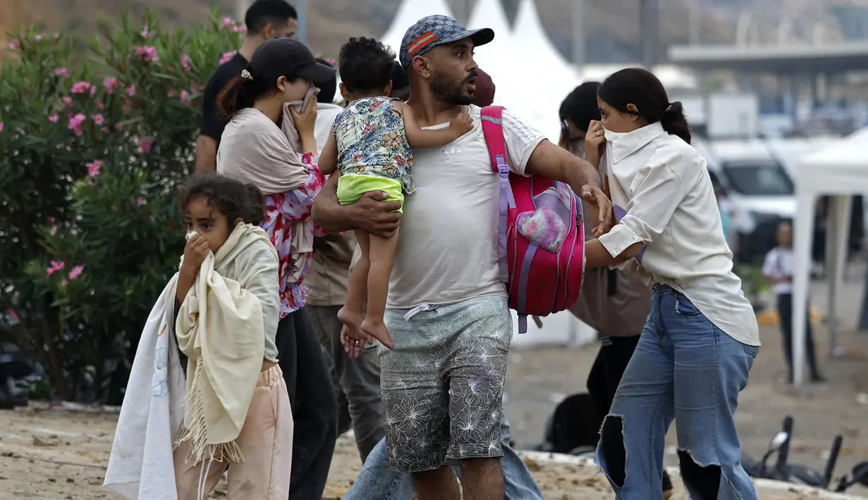 Para Imigran  menyelamatkan diri di lokasi bentrokan dekat Fnideq, di perbatasan Maroko-Spanyol, Jumat, 31 Juli 2026. (AFP/  Abdel Majid Bziouat)