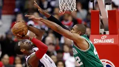 Pemain Washington Wizards, John Wall (2) berusaha memasukan bola dari kawalan pemain Boston Celtics, Al Horford di gim keenam semifinal wilayah timur Playoffs NBA 2017 di Washington (12/5). Wizards menang atas Celtics 92-91. (AP Photo / Alex Brandon)