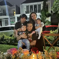 Penampilan Busana Sederhana Ariel Tatum Bersama Keluarga, credit: Rico Murry (@ricomurry)