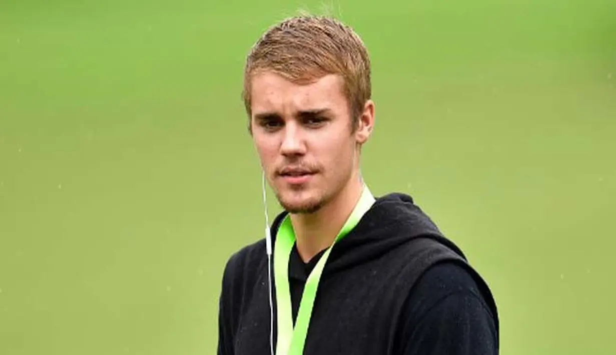 “Aku menerima ajakan dari Kevin Hart untuk ikut mendonasikan sejumlah uang melalui Palang Merah. Aku pun berharap agar para korban tetap tegar dan kuat. Aku mencintai kalian,” tambah Justin Bieber. (AFP/Stuart Franklin)