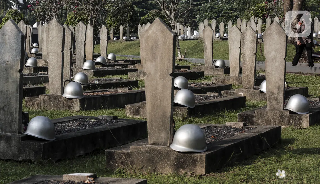 Kondisi sejumlah makam di Taman Makam Pahlawan Nasional Utama (TMPNU) Kalibata, Jakarta, Senin (29/6/2020). Kegiatan tersebut dilakukan dalam rangka rangkaian peringatan HUT ke-74 Bhayangkara yang jatuh pada 1 Juli 2020. (Liputan6.com/Johan Tallo)