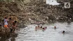Anak-anak bermain di Sungai Ciliwung yang surut di kawasan Bukit Duri, Jakarta, Sabtu (8/8/2020). Penyusutan debit air Sungai Ciliwung tersebut karena memasuki masa kemarau 2020 yang menurut BMKG akan mencapai puncaknya pada Agustus. (Liputan6.com/Faizal Fanani)