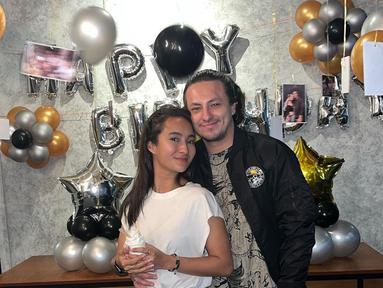 Dalam akun Instagram pribadinya, Naomi Zaskia terlihat memberikan kejutan spesial untuk Dylan Carr. Dirinya pun merayakan ulang tahun sang kekasih beberapa waktu lalu. (Liputan6.com/IG/@naonomnom)
