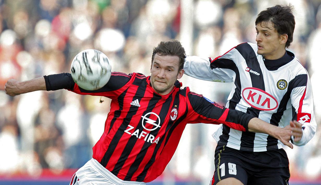 Legenda AC Milan, Andriy Shevchenko pernah dikaitkan dengan Mitra Kukar setelah pemain timnas Ukraina tersebut berkunjung ke Indonesia. Mitra Kukar pun mencoba untuk melakukan pendekatan, namun tidak ada terjalin kesepakatan dari kedua belah pihak lantaran gaji Shevchenko yang sangat tinggi. (AFP/Paco Serinelli)