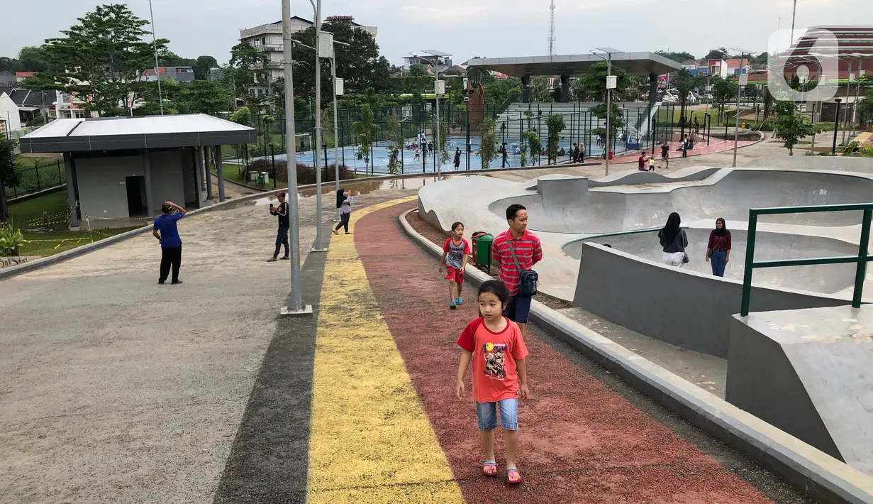 Pengunjung menikmati suasana Alun-alun Kota Depok, Jawa Barat, Senin (24/2/2020). Meskipun memasuki musim hujan, namun Alun-alun Kota Depok masih menjadi pilihan bagi sebagian warga untuk berolahraga dan berekreasi. (Liputan6.com/Immanuel Antonius)